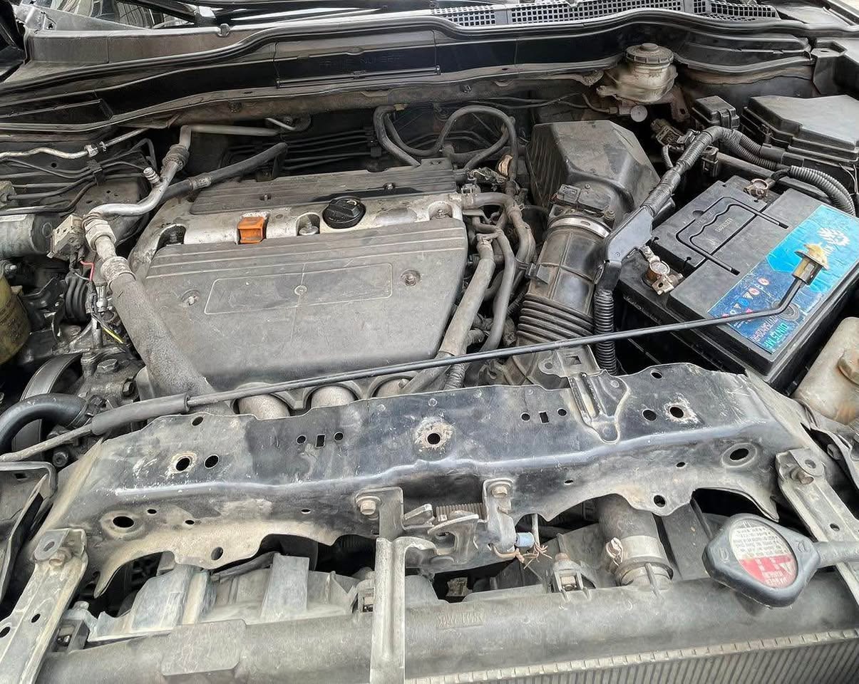 A picture of Two uniteSuper clean 2009 Honda CRV. Toks standard. V4 powered.