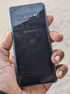 A picture of Samsung S10 