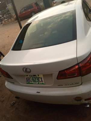 A picture of Lexus is250