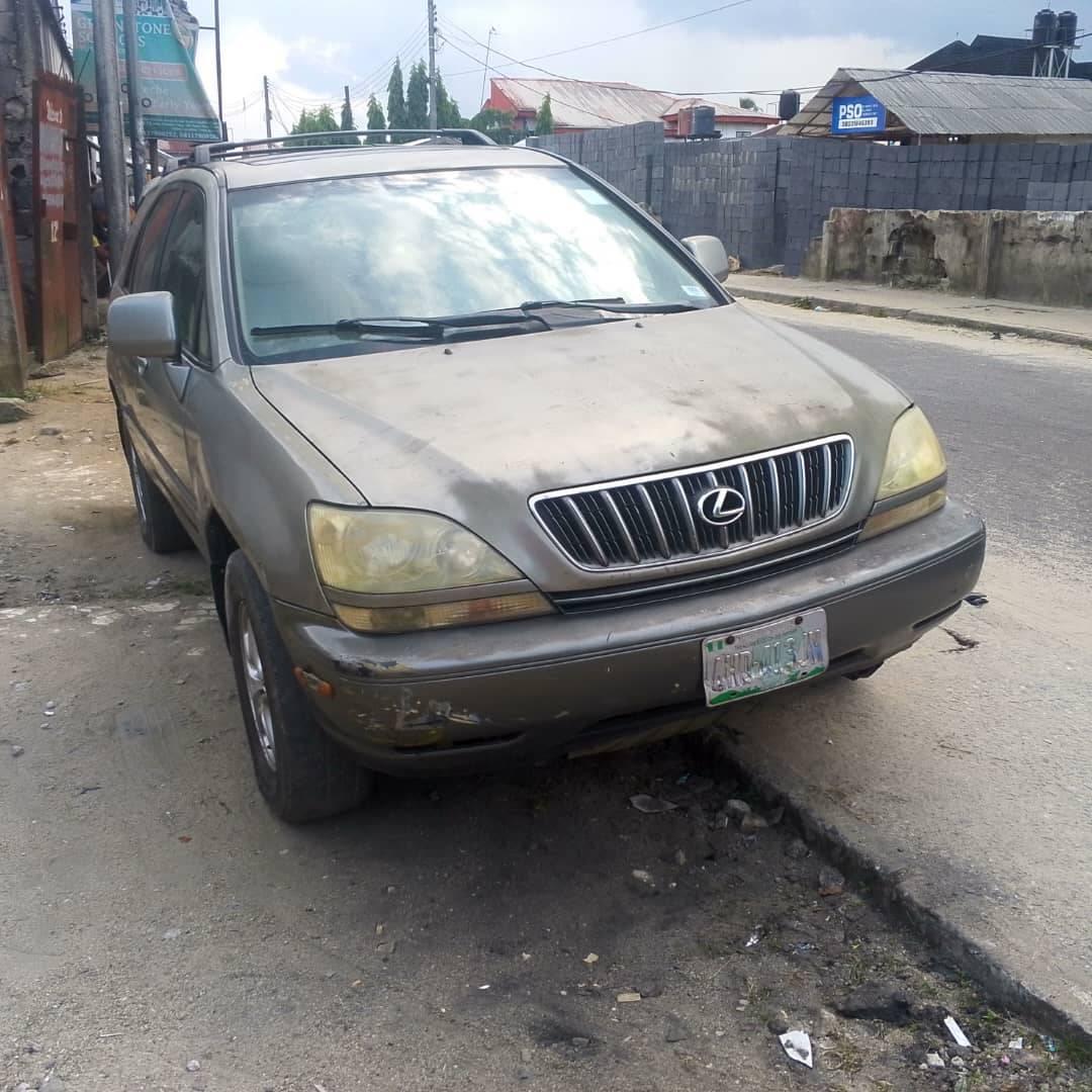 A picture of DEALERS DESIRE RX 300 LEXUS FOR SALE AC NEEDS GAS