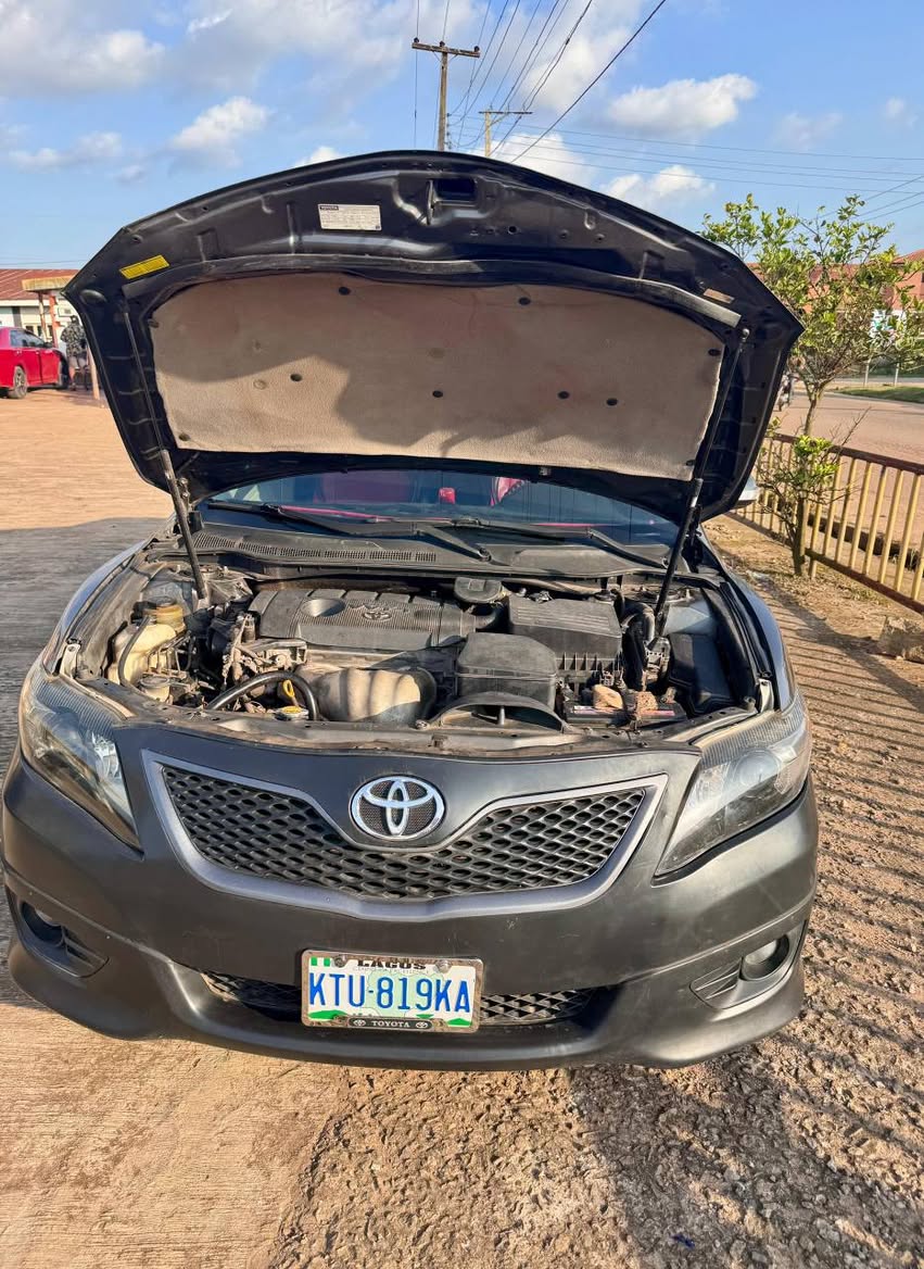 A picture of 2011 Toyota Camry SE