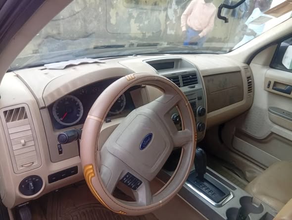 A picture of Ford escape2010 4plug engine