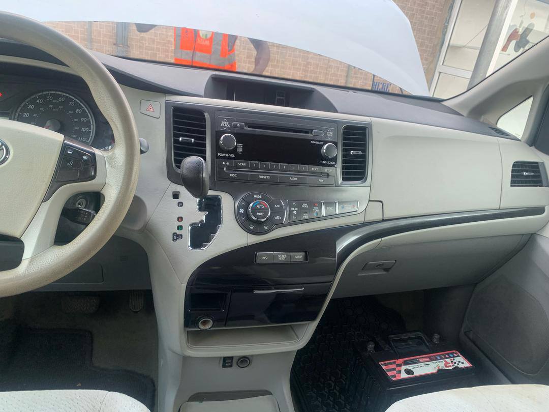 A picture of Toyota sienna 2014 tokunbo standard