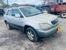 A picture of 2002 toyota harrier silver colour