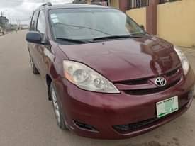 A picture of Toyota sienna 07