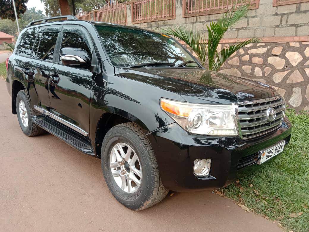 A picture of Landcruiser V8 model 2008 for sale
