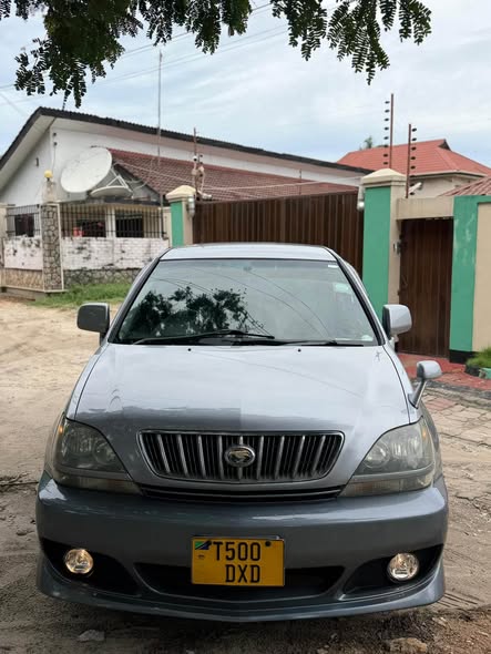 A picture of TOYOTA HARRIER YEAR 2002 PRICE 16 9M CALL 0621007902