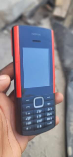 A picture of NOKIA 5710 Express Audio with airpods