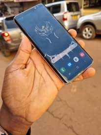 A picture of Samsung Galaxy S8 simple crackes two simu cards