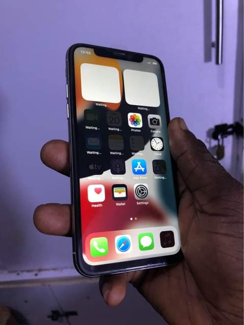 A picture of iPhone X 64gb battery health 100 percent