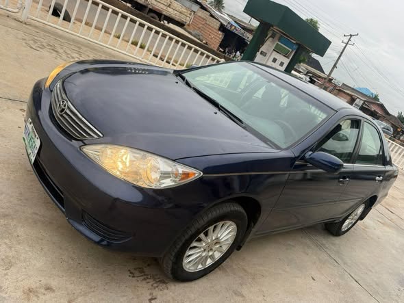 A picture of 2005 Toyota camry le registered sharp