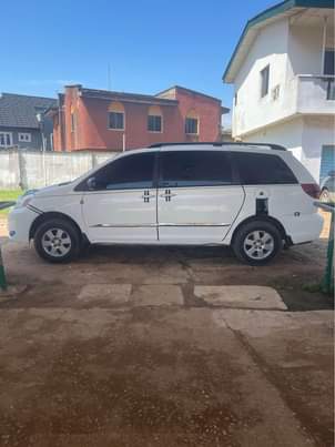 A picture of Toyota sienna 05