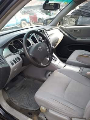A picture of 2006 model Toyota Highlander 3 Rolls Seaters First flash on