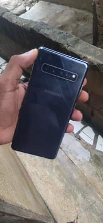 A picture of SAMSUNG S10 5G