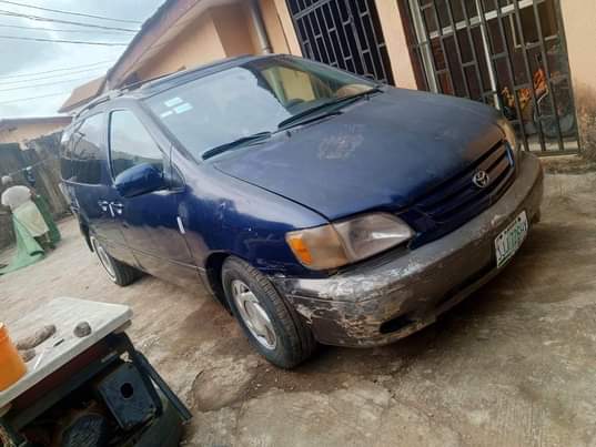 A picture of Toyota sienna 2002