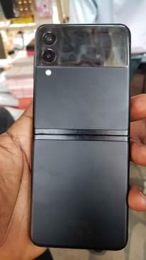 A picture of S21 Ultra with minor crack on the screen and Flip3