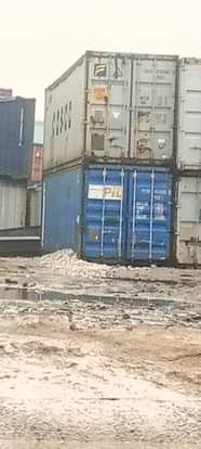 A picture of Export Grades 5 pieces of 40ft containers available Price 2