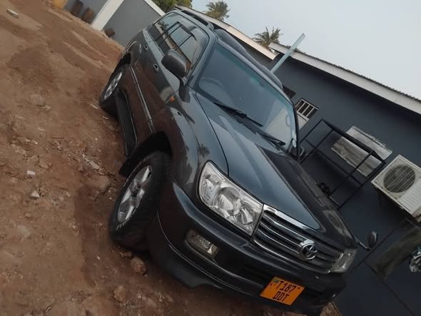 A picture of Toyota Land Cruiser Bei 28 8m Model vx Engine 2uz