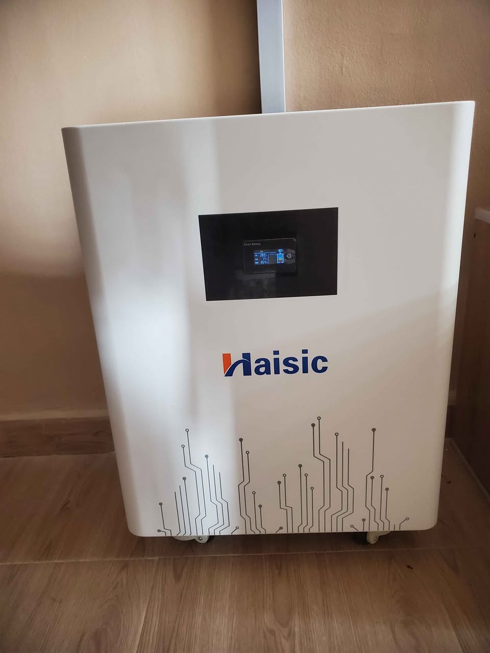 A picture of 8kwh haisic battery and 4 2kva haisic inverter